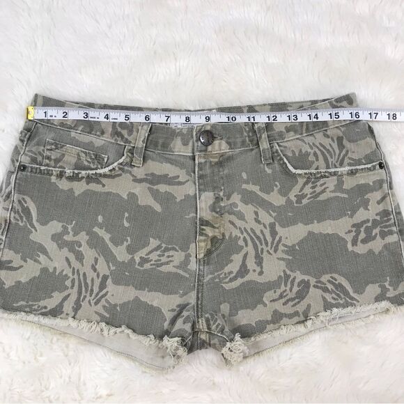 CURRENT/ELLIOTT The Boyfriend Short Cutoffs Broken Camo Print Frayed‎ Sz 28 - Picture 10 of 14